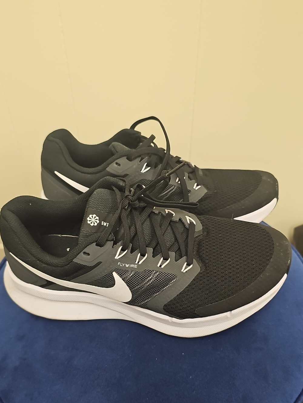 Nike Men’s Black & White Sneakers with Flywire Swift 3